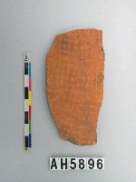 藏品(紅色細砂方格紋陶片)的圖片